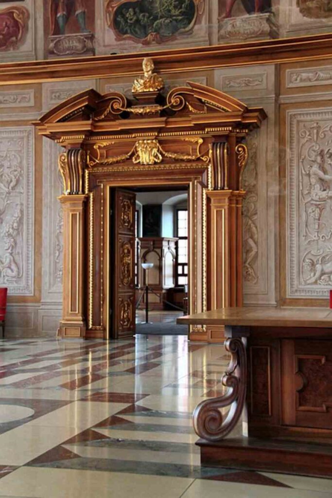 What are in mansions?