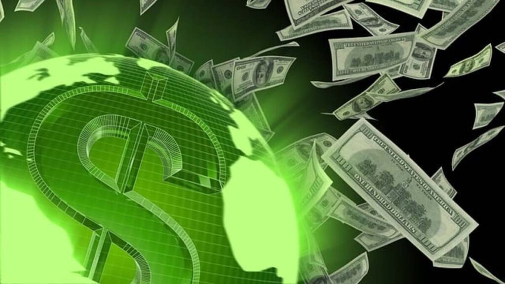 How many financial advisors are there in Canada?